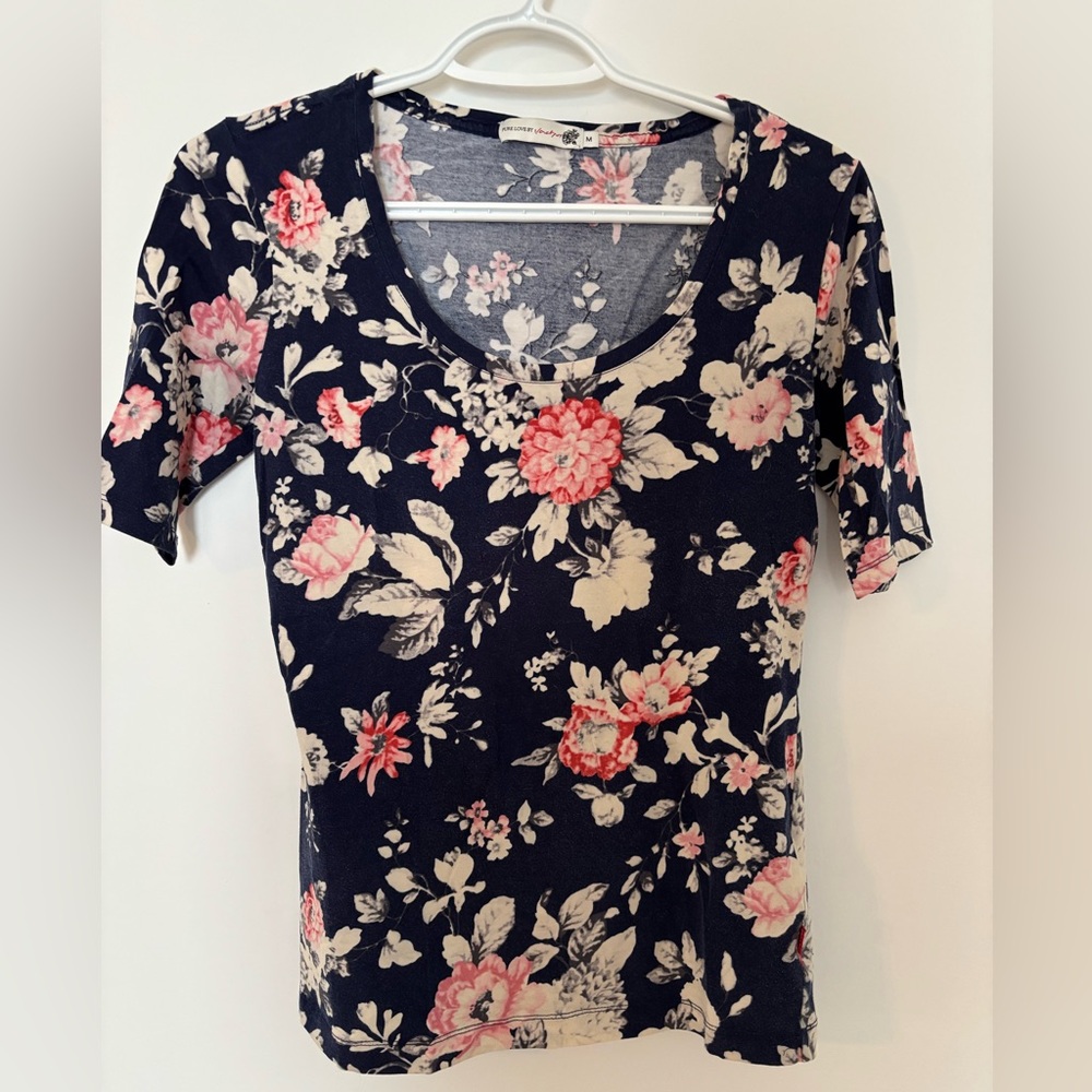 DK brand Jackpot Women’s Floral Scoop Neck Tee - Blue Pink Cream size Medium